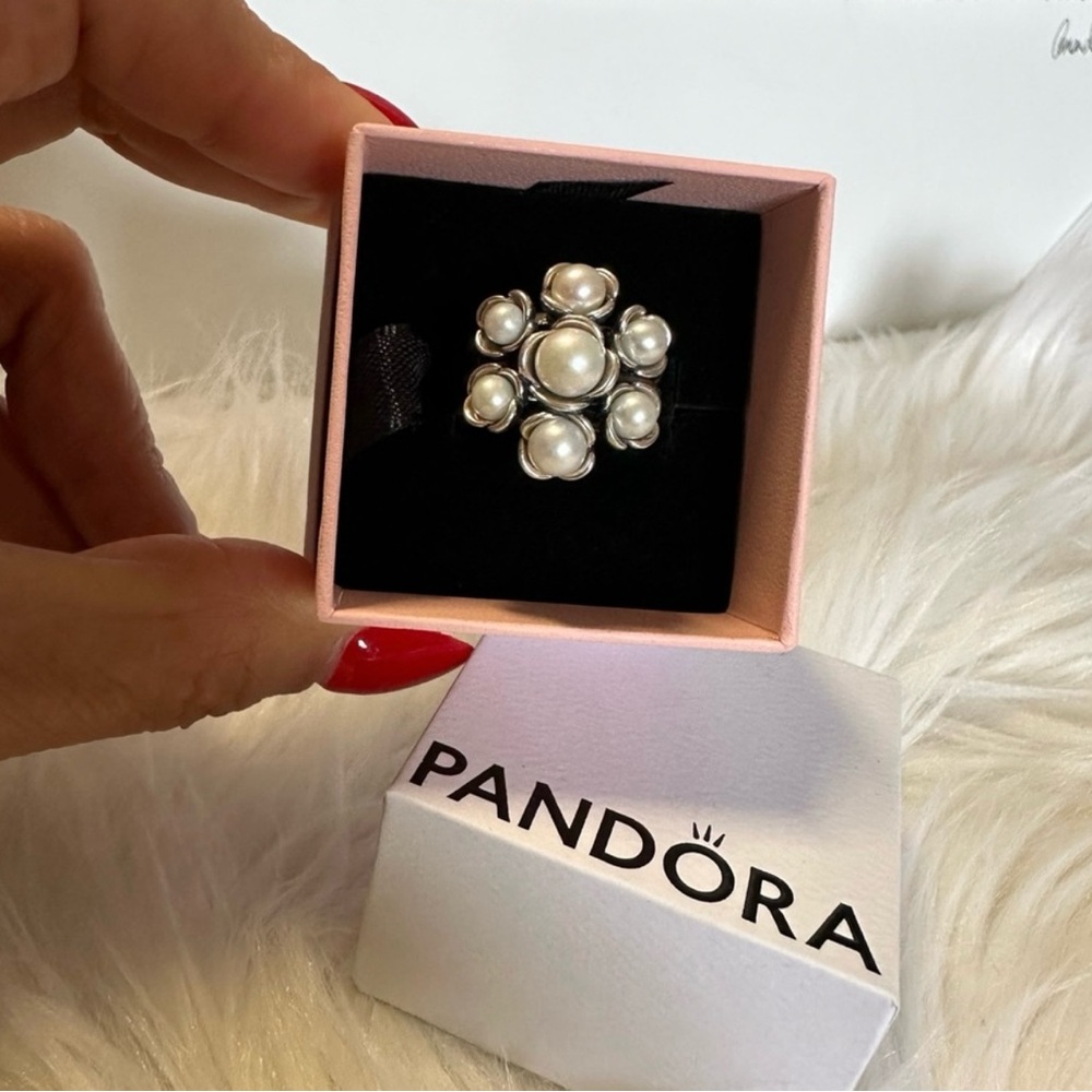 NIB PANDORA Ring New in Box White freshwater pearls
Size: 54/7 - Picture 8 of 13